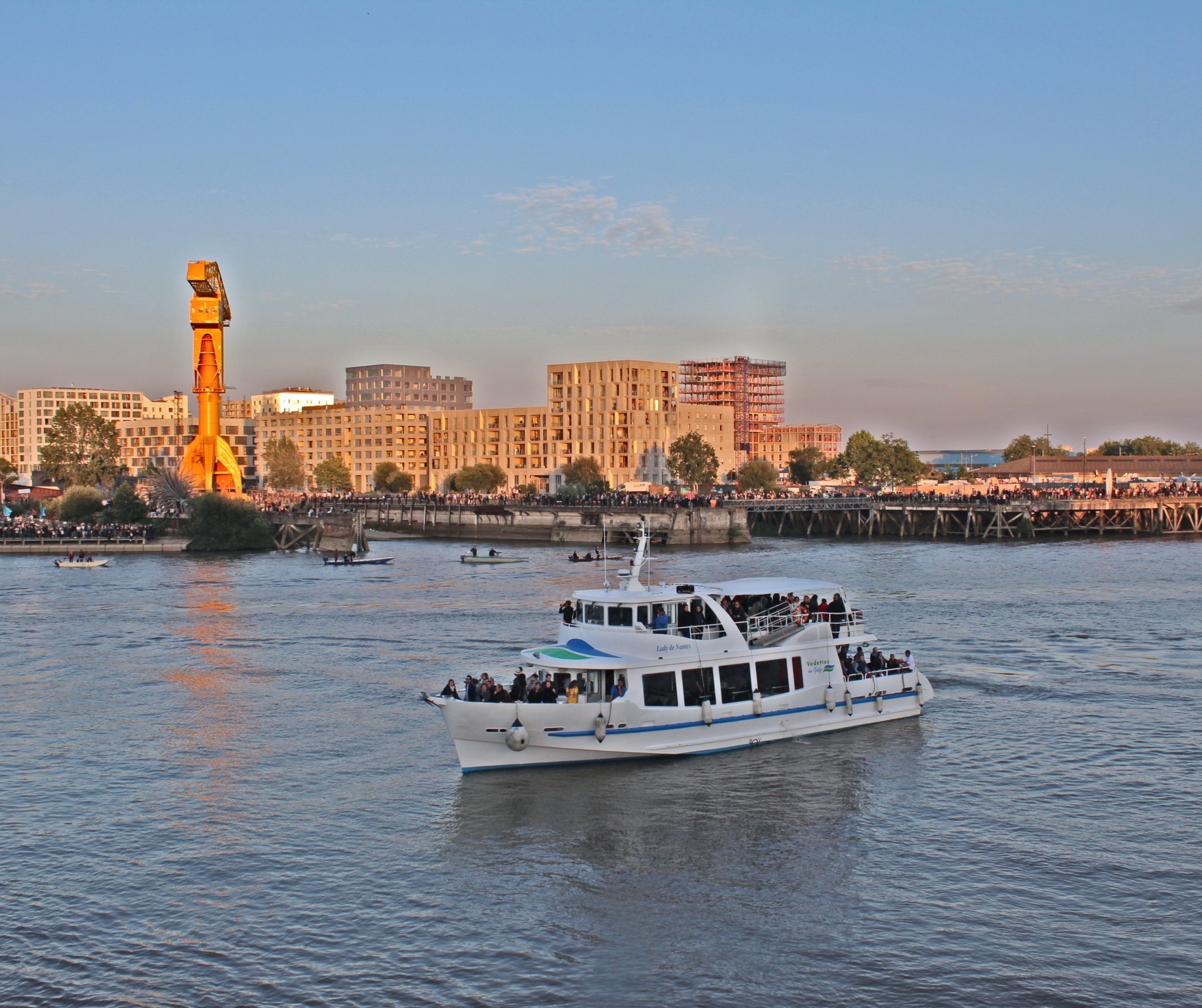 Ferry de ida desde Nantes a Saint-Nazaire con comentarios en directo con Marine et Loire Croisières Nantes.