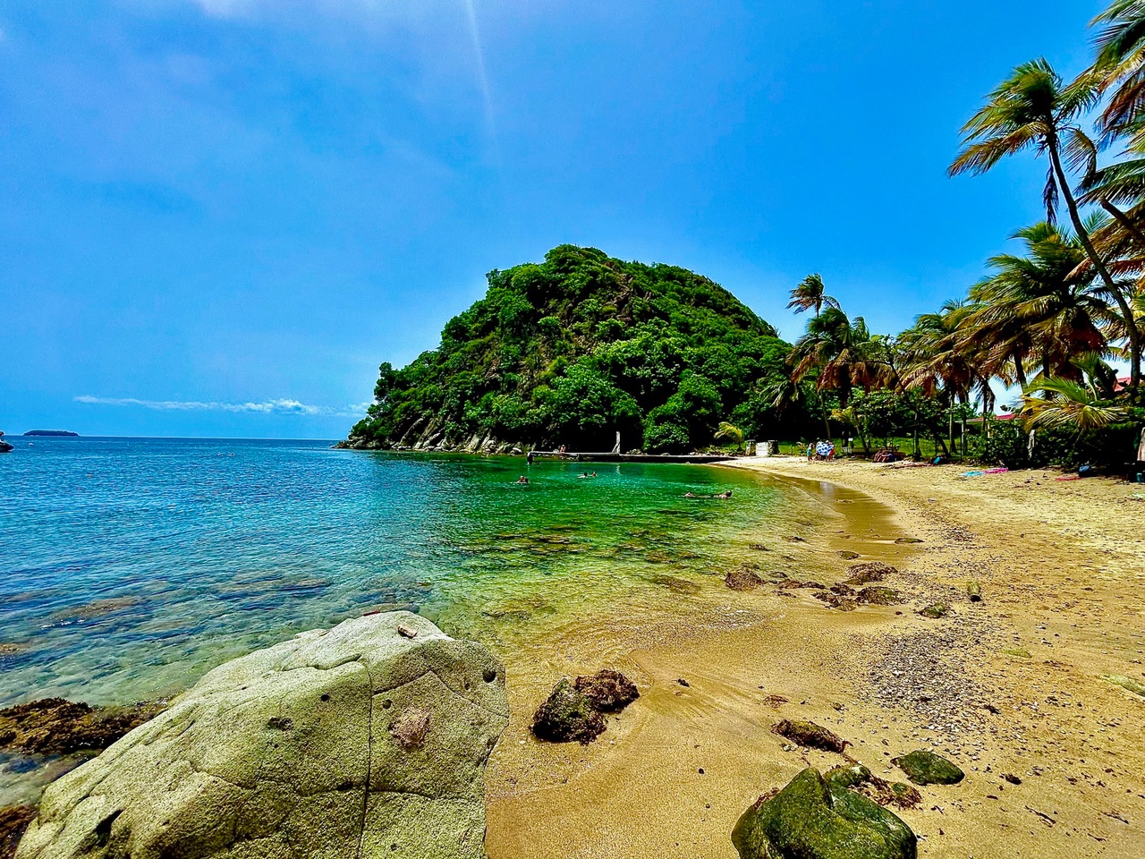 Boottocht naar Îles des Saintes met aperitief, Creoolse lunch en zwemmen.
