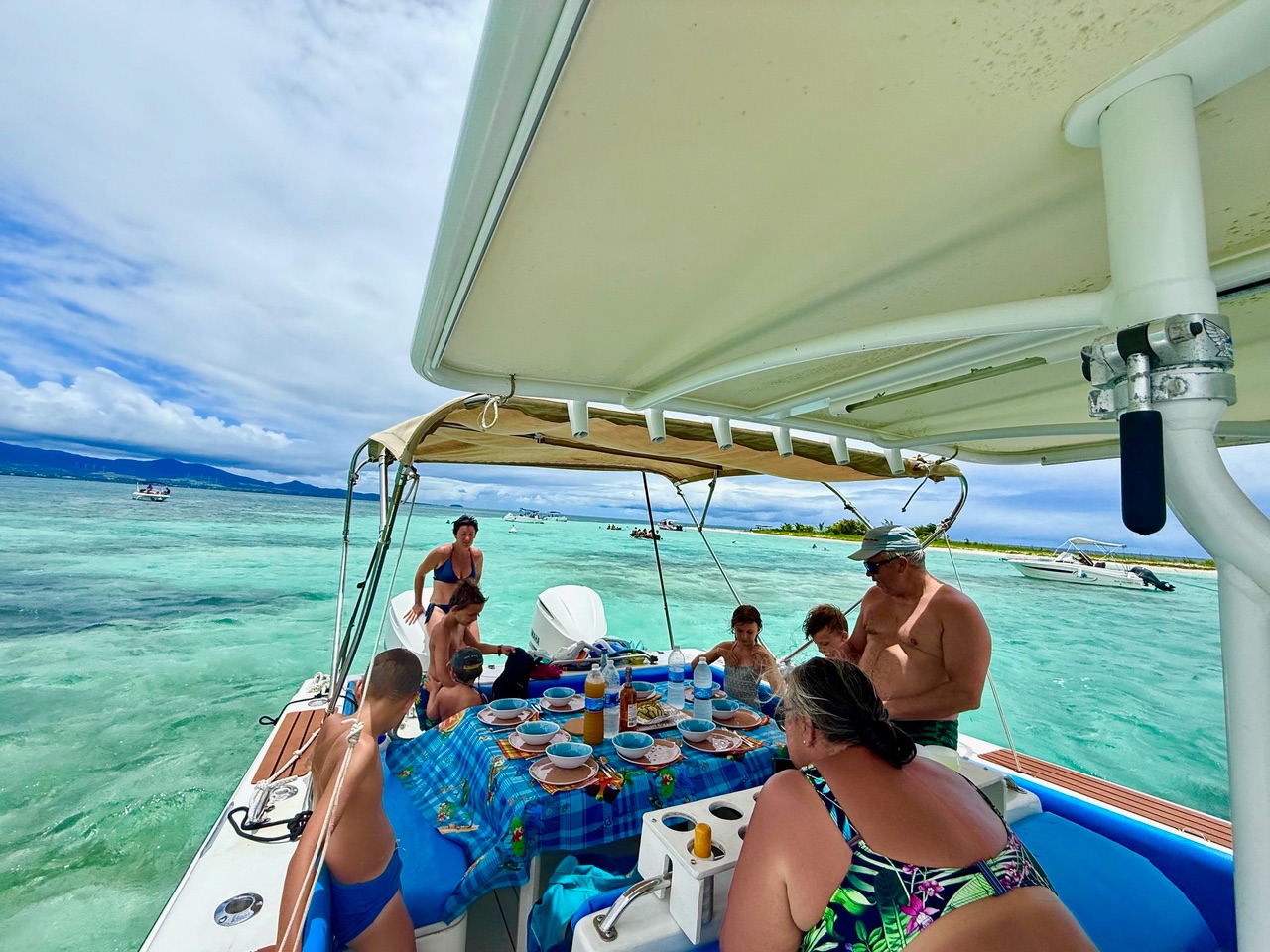 Paseo en barco a Grand Cul-de-sac marin con almuerzo y parada para nadar con Gwad'Alizés Excursion Guadeloupe.