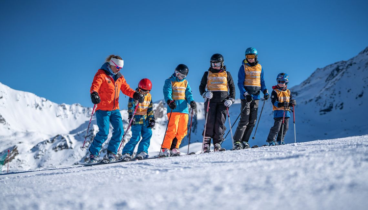 Lezioni di sci per bambini (5-12 anni) per tutti i livelli con Scuola di sci Oxygène Tignes.
