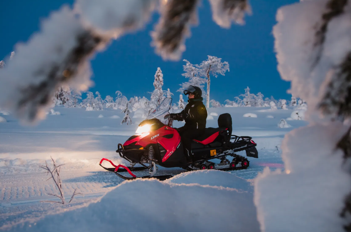 Avondsneeuwscootertocht in Saariselkä met kampvuur met Safartica Rovaniemi.