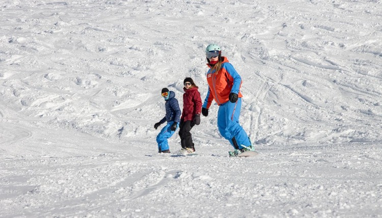 Snowboardlessen voor kinderen (vanaf 8 jaar) en volwassenen van alle niveaus.