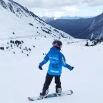 Cours de snowboard (dès 4 ans) pour Tous niveaux à Astún avec Skicenter España.