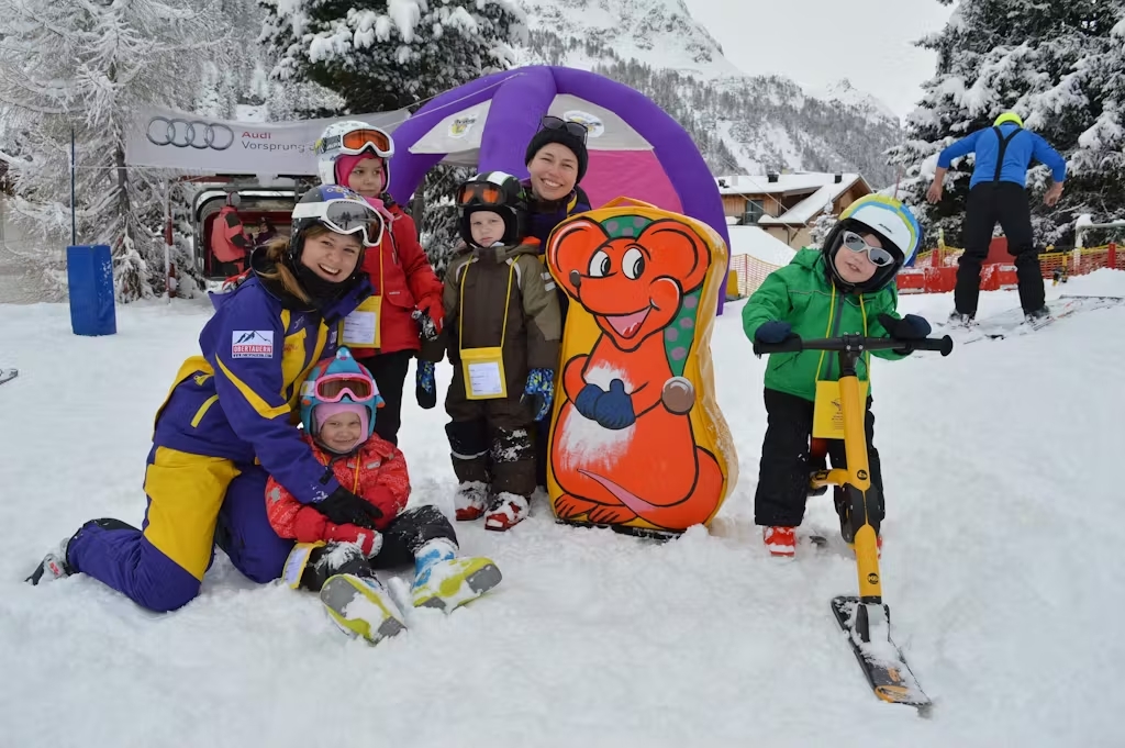 Lezioni di sci per bambini (4-11 anni) per tutti i livelli - giornata intera.