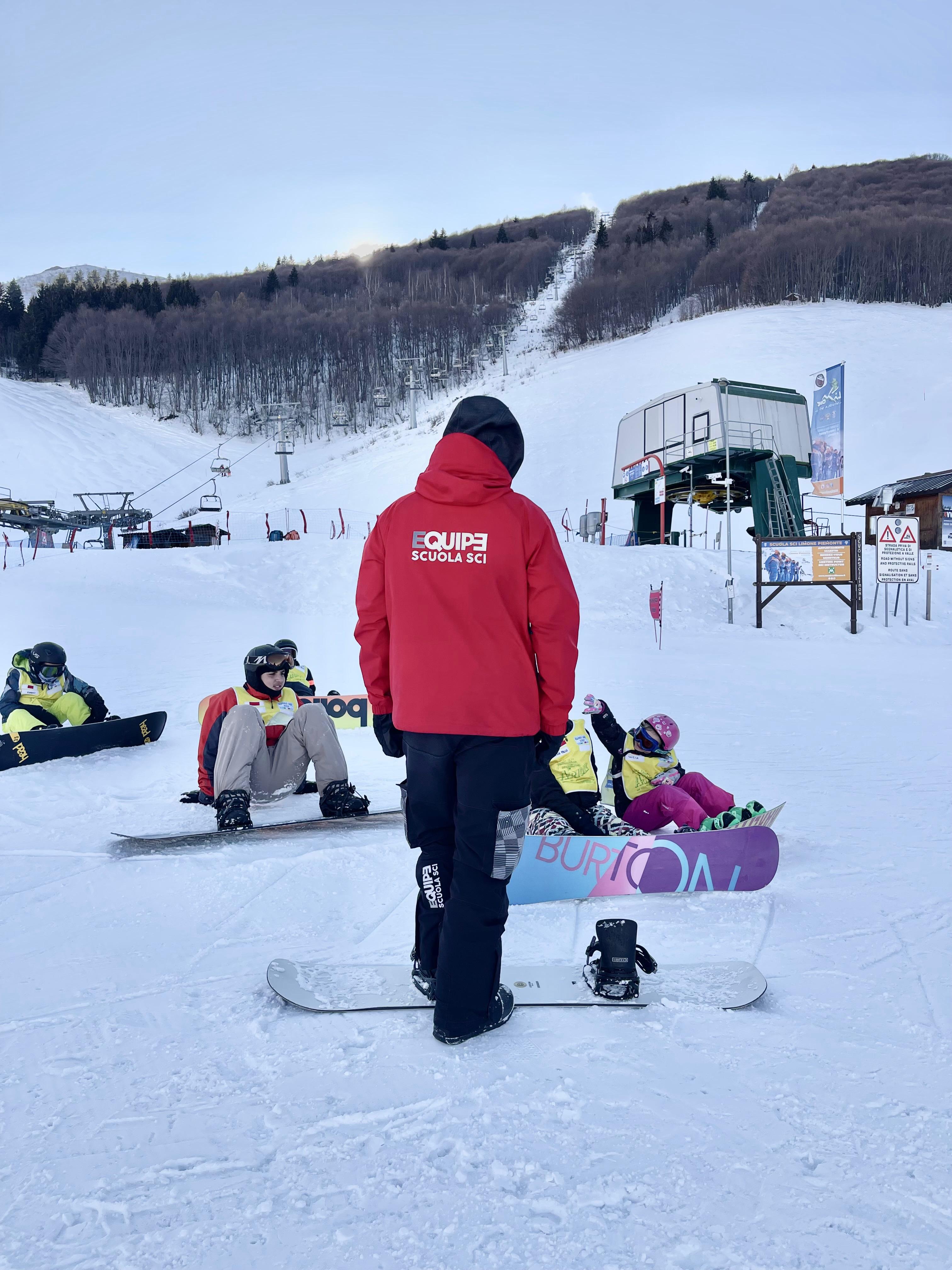 Lezioni private di snowboard per tutte le età e livelli con Equipe Scuola Sci Limone.