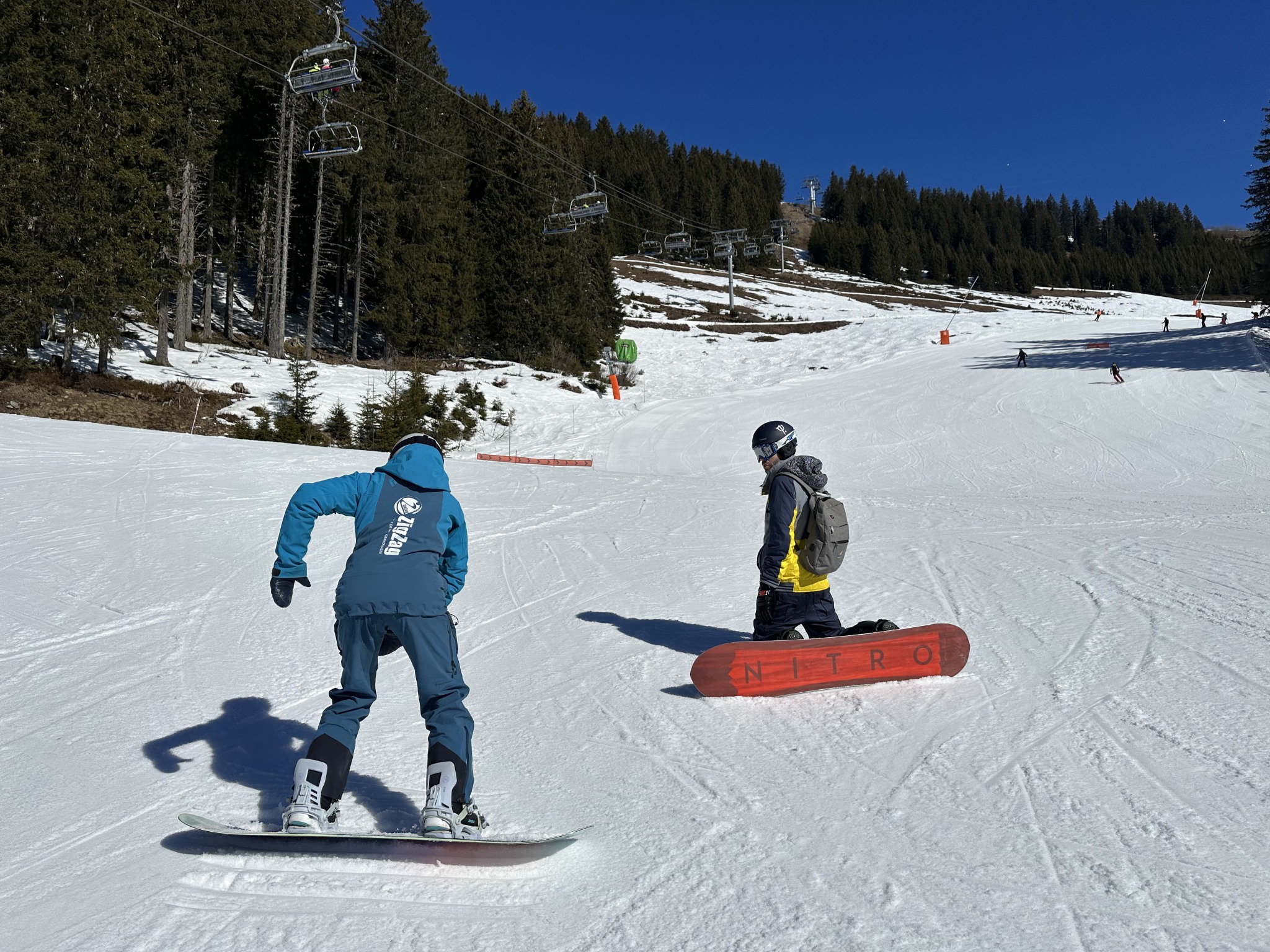 Privater Snowboardkurs für Kinder (ab 8 J.) & Erwachsene aller Levels mit ESI ZigZag Samoëns.
