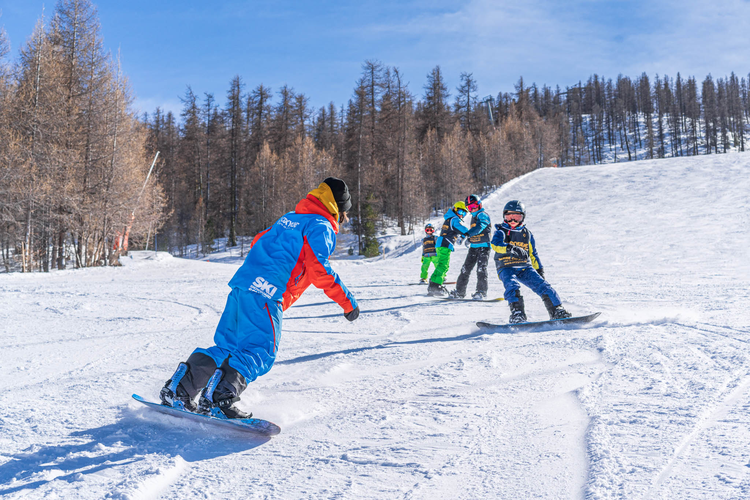 Private Snowboarding Lessons for Kids & Adults of All Levels from Ski School Oxygène Méribel.