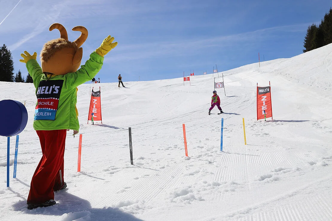 Kids Ski Lessons "Kids Club" (5-13 y.) for Advanced Skiers - Full Day from Heli's Skischule Hinterglemm.