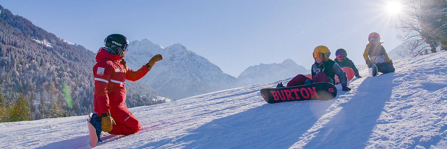 Clases de snowboard para niños (de 8 años) y adultos para todos los niveles.