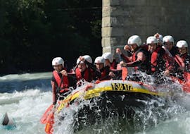 The participants of Rafting in the Imster Schlucht from Haiming with CanKick Ötztal are paddling through a rapid on the Inn river.
