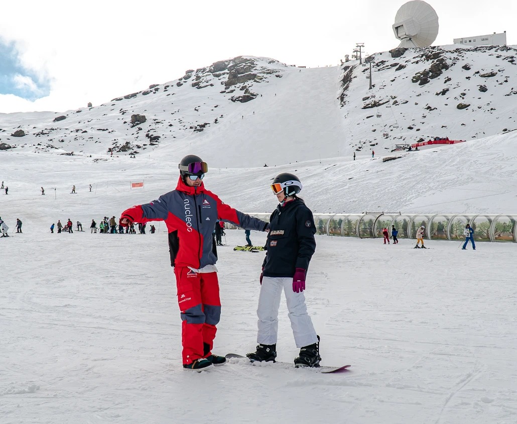 Kids Snowboarding Lessons (6-13 y.) for All Levels from Snowmotion Sierra Nevada.