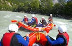 Beim Rafting “Action” für Jung & Alt - Imster Schlucht mit CanKick Ötztal werden die fröhlichen Teilnehmer mit Wasser nassgespritzt.