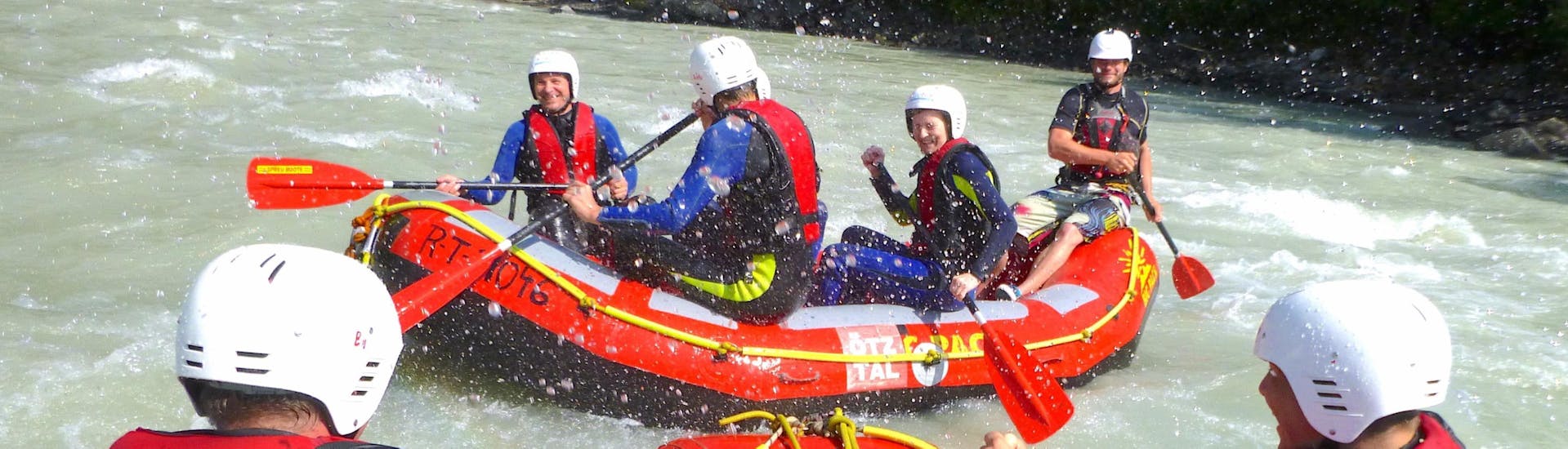 Het water spat op de gelukkige deelnemers van de Rafting "Actie" voor jong en oud - Imster Schlucht met CanKick Ötztal.