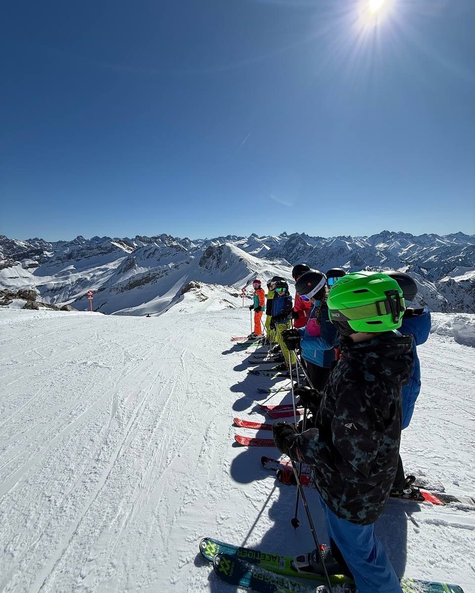 Clases de esquí para niños y adolescentes (4-15 años) para principantes.