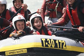 Twee kinderen vermaken zich in een Rafting in de Imster Schlucht for Kids & Families met CanKick Ötztal.