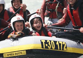 Zwei Kinder haben beim Rafting in der Imster Schlucht für Kinder & Familien mit CanKick Ötztal eine Menge Spaß.