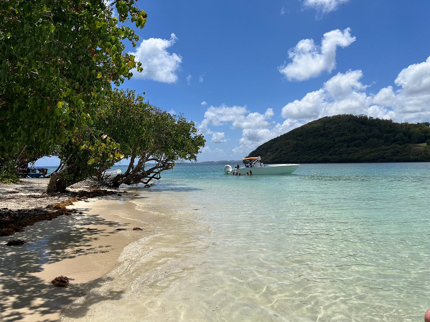 Tour in barca di mezza giornata a Îlet Chancel con bevande e soste per nuotare.