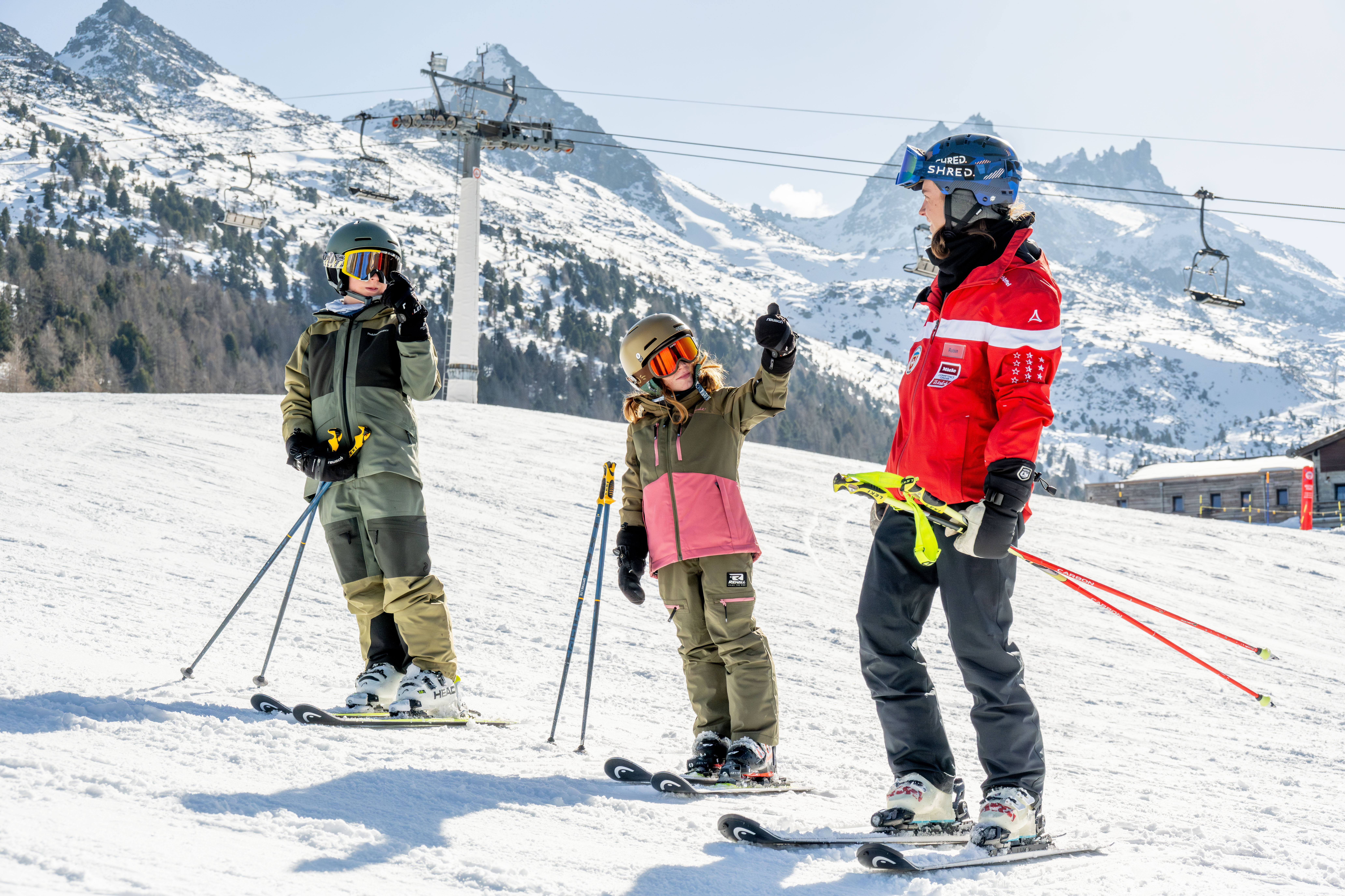 Skilessen voor kinderen (3-16 jaar) van alle niveaus met Zwitserse Skischool Grächen.