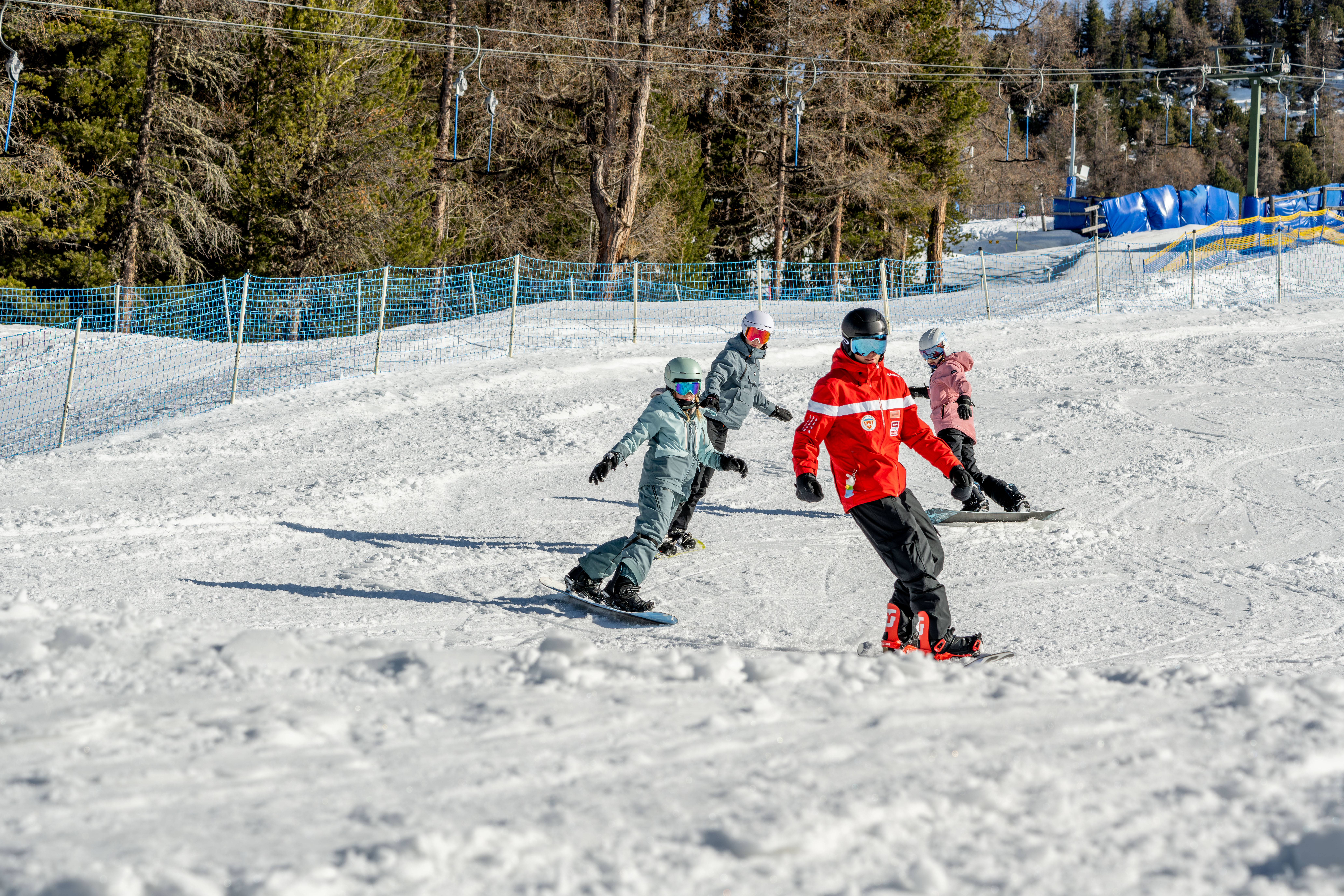 Snowboardlessen voor kinderen (8-16 jaar) voor beginners met Zwitserse Skischool Grächen.