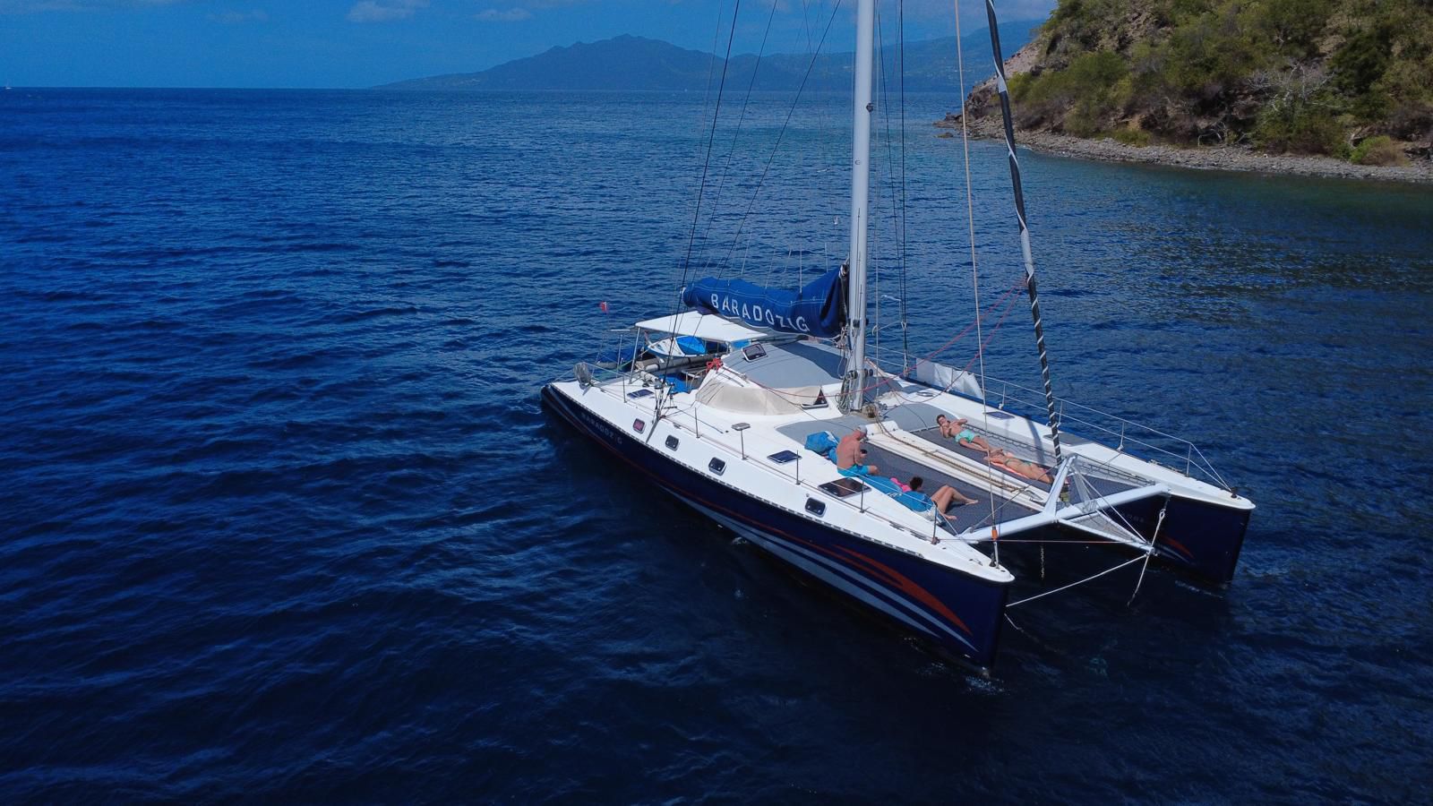 Balade en catamaran d'une journée à îlet à Cabrit & Pain de Sucre avec Boissons avec Spi Sea Sailing Roscoff.