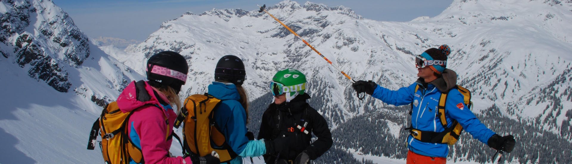 Een groep skiërs op de bergtoppen tijdens hun privé skilessen voor kinderen van alle leeftijden in Lech met skischool Warth.