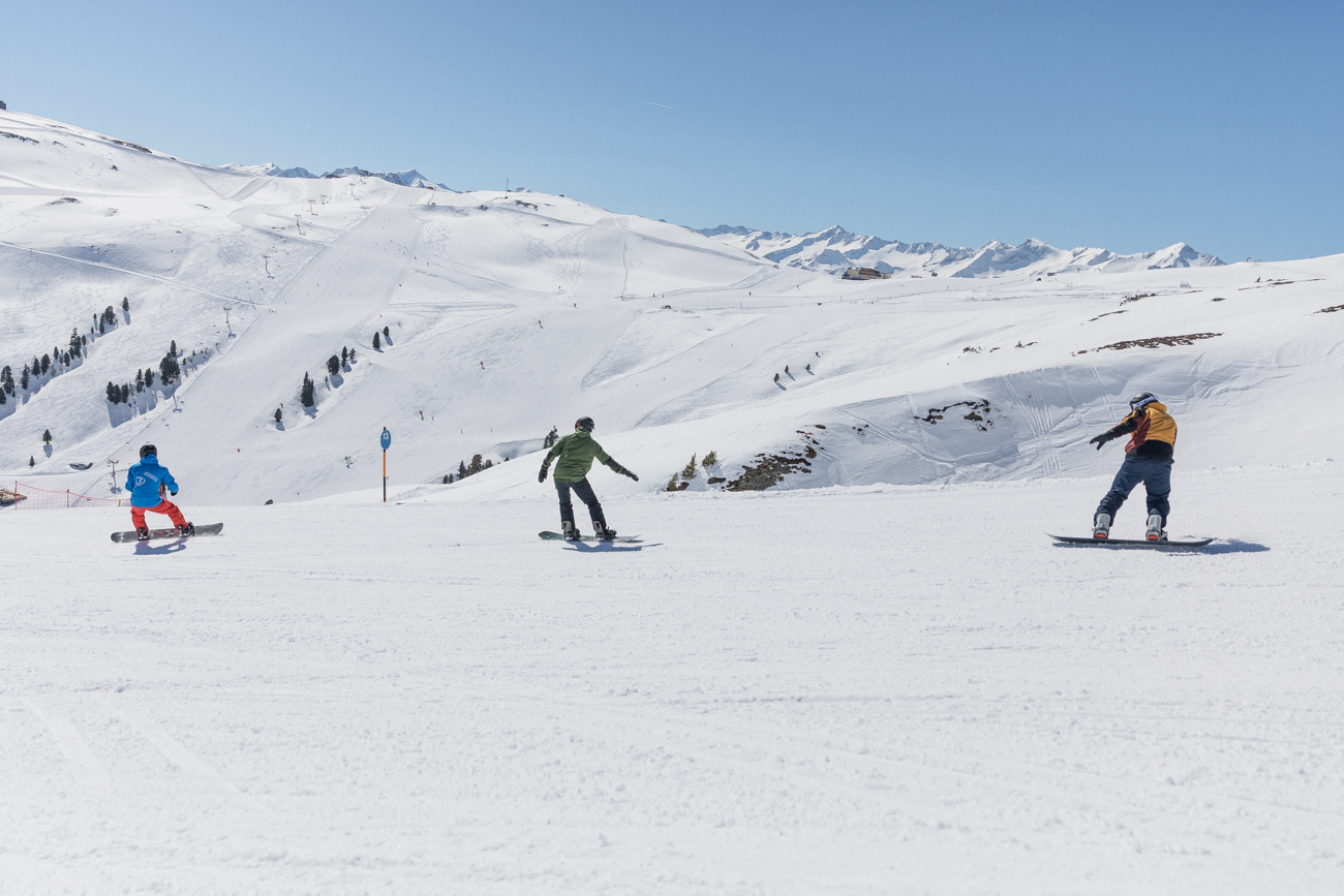 Privé snowboardlessen voor kinderen (vanaf 8 jaar) van alle niveaus met Ski School Neukirchen.