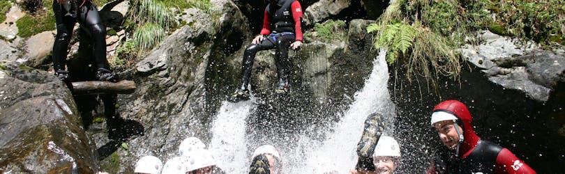 A group of friends is having fun during the Canyoning in the Alpenrosenklamm in Ötztal for Beginners with CanKick Ötztal.