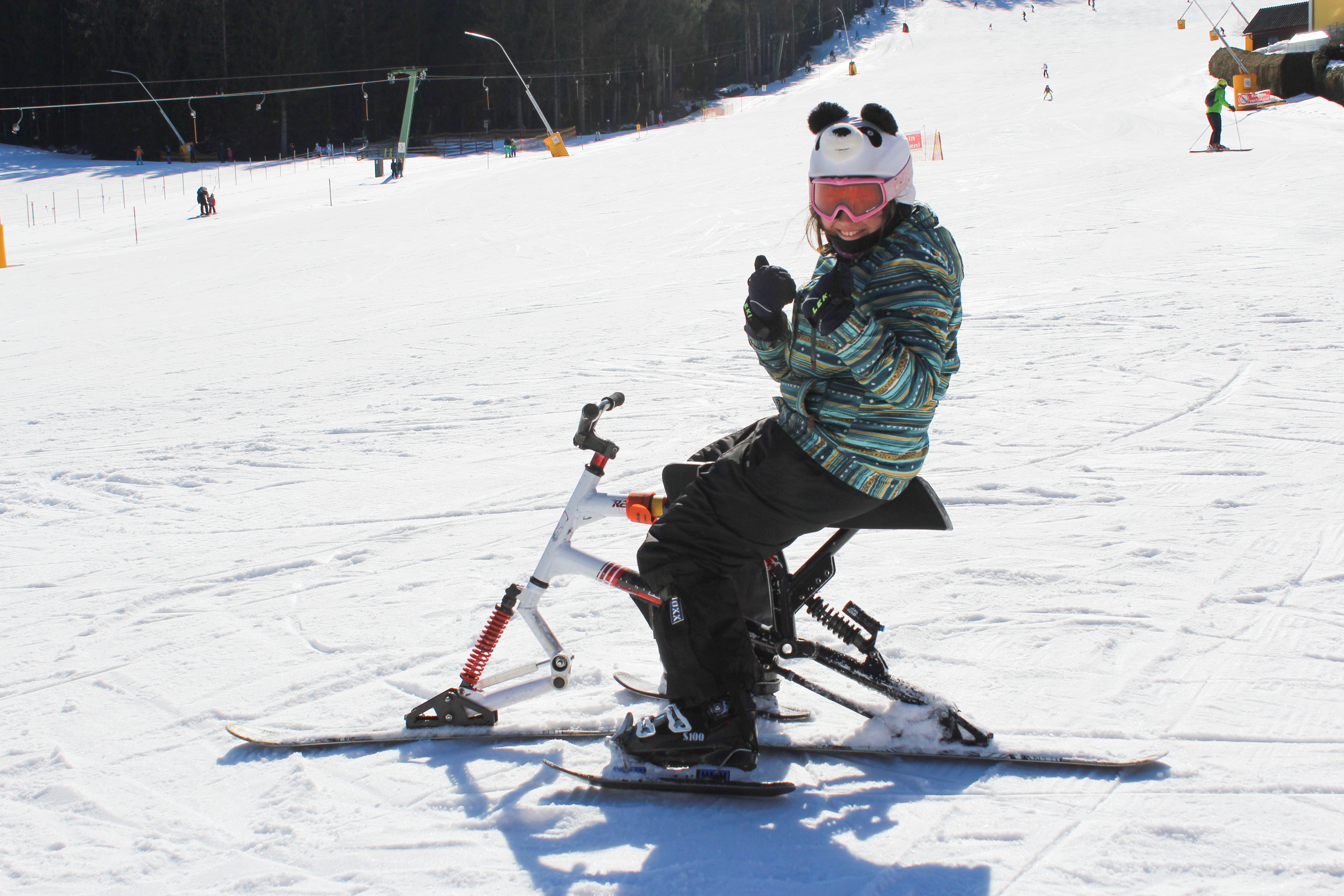 Private adaptierte Skibob-Kurse (ab 3 Jahren) für alle Levels.