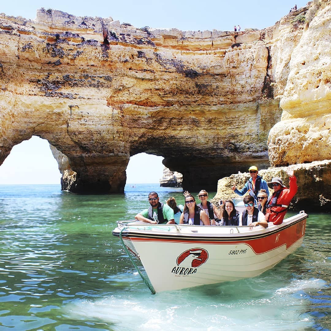 Balade privée en bateau d'Armação de Pêra aux grottes de l'Algarve - 1h30 avec Aurora Boat Trips Algarve.