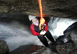 Canyoning in der Oberen Auerklamm im Ötztal für Sportliche mit CanKick - Ötztal Eine mutige Teilnehmerin seilt sich beim Canyoning in der Oberen Auerklamm im Ötztal für Sportliche mit CanKick Ötztal durch eine enge Passage in der Schlucht ab.