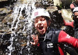 Canyoning im Ötztal für Kinder, Familien & Geburtstage mit CanKick - Ötztal Ein junger Teilnehmer hat beim Canyoning im Ötztal für Kinder, Familien & Geburtstage mit CanKick Ötztal eine Menge Spaß.