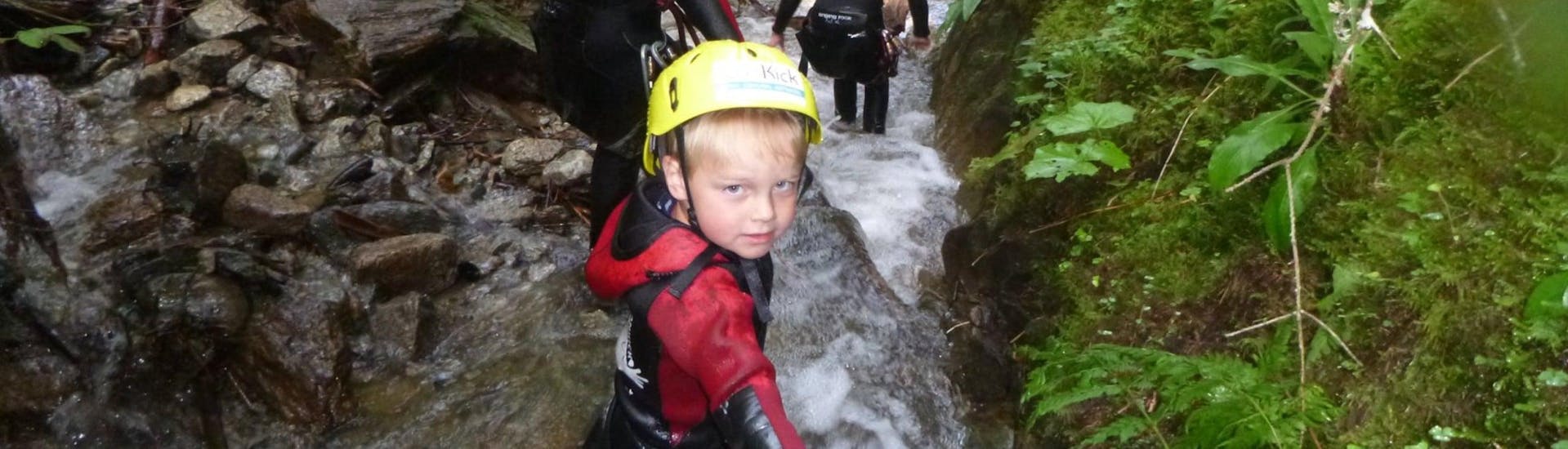 Een jongetje baant zich een weg door de canyon tijdens de tocht Canyoning im Ötztal for Kids, Families & Birthdays met CanKick Ötztal.