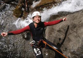 Canyoning in der Auerklamm im Ötztal - Schnuppertour mit CanKick - Ötztal Eine Teilnehmerin der Canyoning in der Auerklamm im Ötztal - Schnuppertour mit CanKick Ötztal posiert vor dem Abseilen für ein Foto.