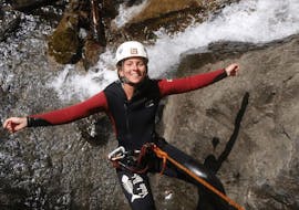 A participant of the Canyoning Introductory Tour in Ötztal - Auerklamm with CanKick Ötztal is posing for a picture before abseiling.