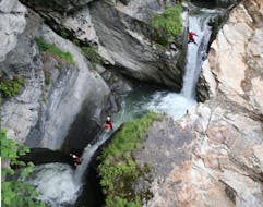 Tijdens Canyoning in de Untere Auerklamm in Ötztal voor avonturiers met CanKick Ötztal kunnen deelnemers een 30 meter lange waterval bewonderen en kiezen voor een sprong van 10 meter.