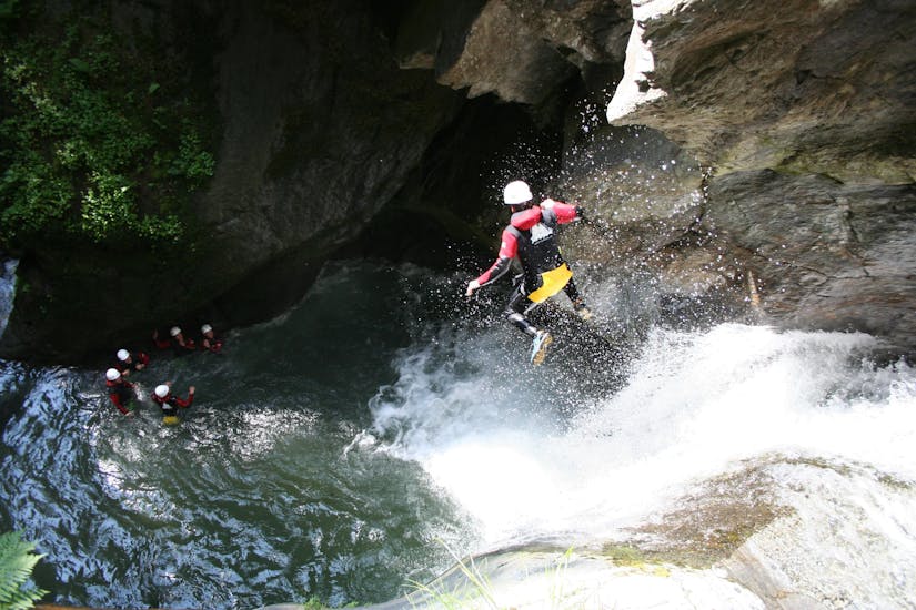 A participant is jumping into a natural pool during Extreme Canyoning in Auerklamm in Ötztal with CanKick Ötztal.