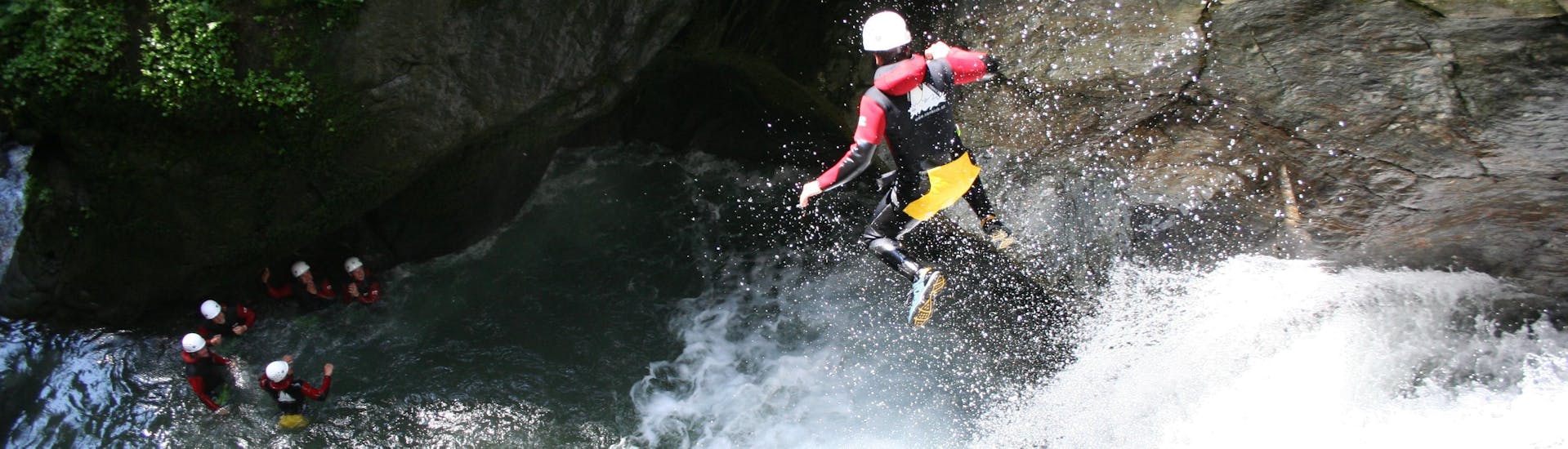 Ein Teilnehmer springt beim Extreme Canyoning in der Auerklamm im Ötztal mit CanKick Ötztal in einen natürliches Becken.