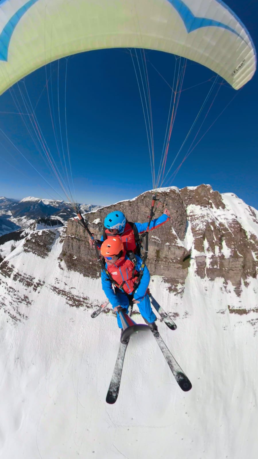 Baptême de parapente à ski au Grand Bornand avec École de ski Oxyski Grand Bornand.