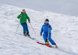 Un monitor de esquí de la escuela de esquí Ski Cool Val Thorens lidera el camino durante las clases particulares de esquí fuera de pista para todos los niveles.