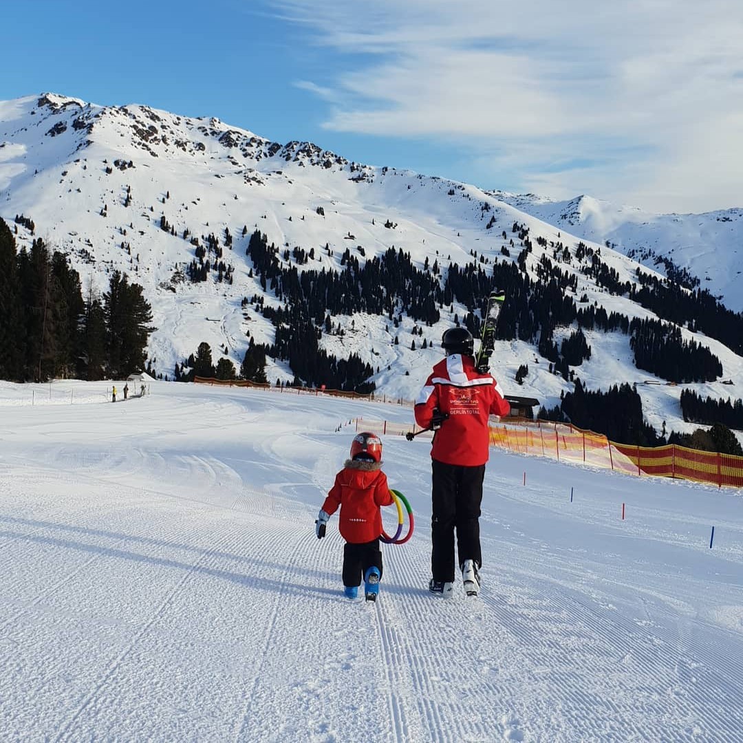 Privé skilessen voor kinderen (4-12 jaar) van alle niveaus met Snowsportschule Gerlos Total.