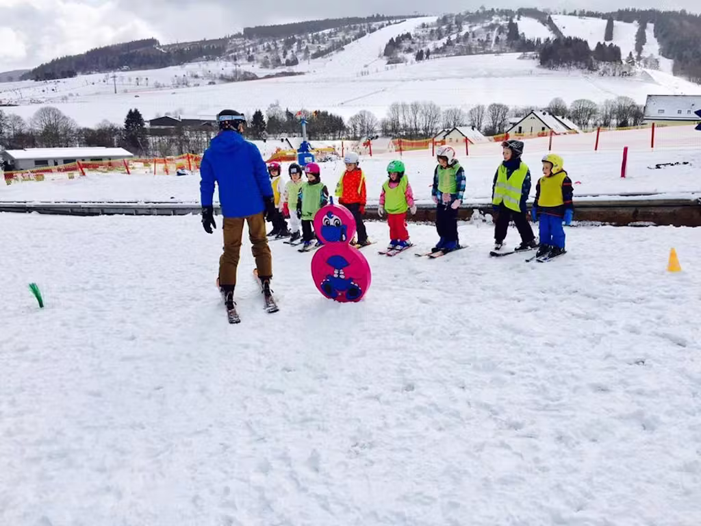 Kinder-Skikurs (4-5 J.) für Alle Levels mit WIWA | DSV Skischule & Verleih Willingen.