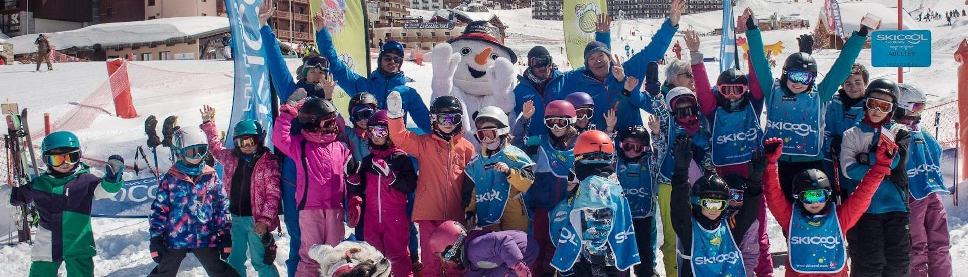 Eine Gruppe von Kindern freut sich darauf, ihren Skikurs bei der Skischule Ski Cool im Skigebiet von Val Thorens zu beginnen.