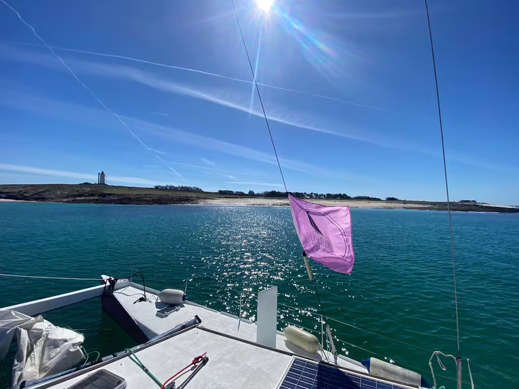 Catamarantocht van een halve dag naar Île de Groix met Caseneuve Maxi Catamaran Bretagne.