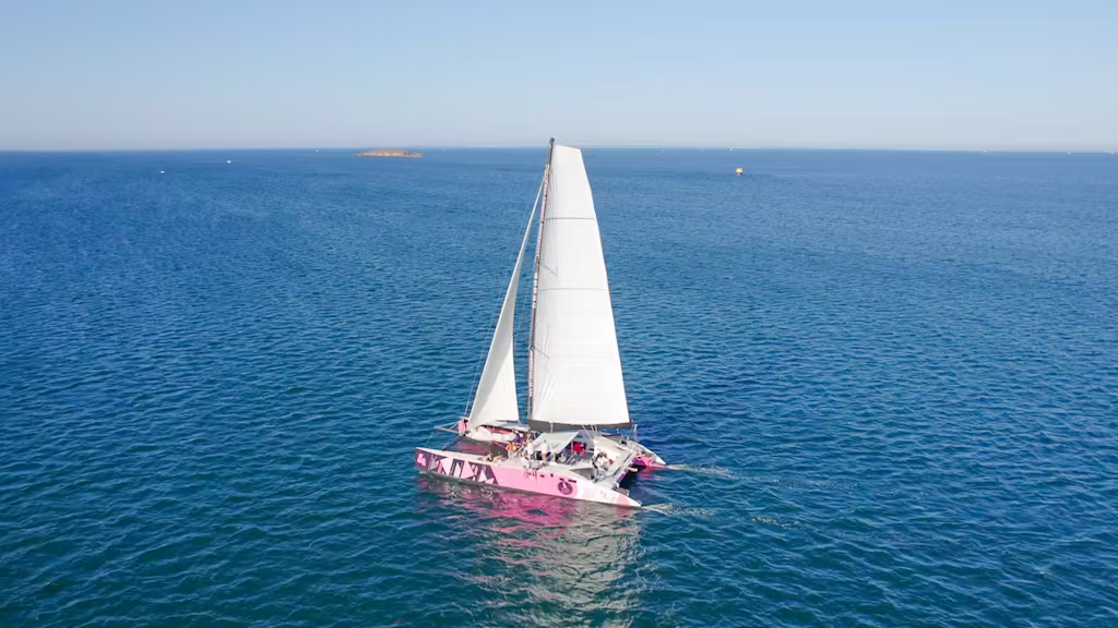 Catamarantocht naar Bay of La Forêt (Bay of Concarneau) met toeristische attracties met Caseneuve Maxi Catamaran Bretagne.