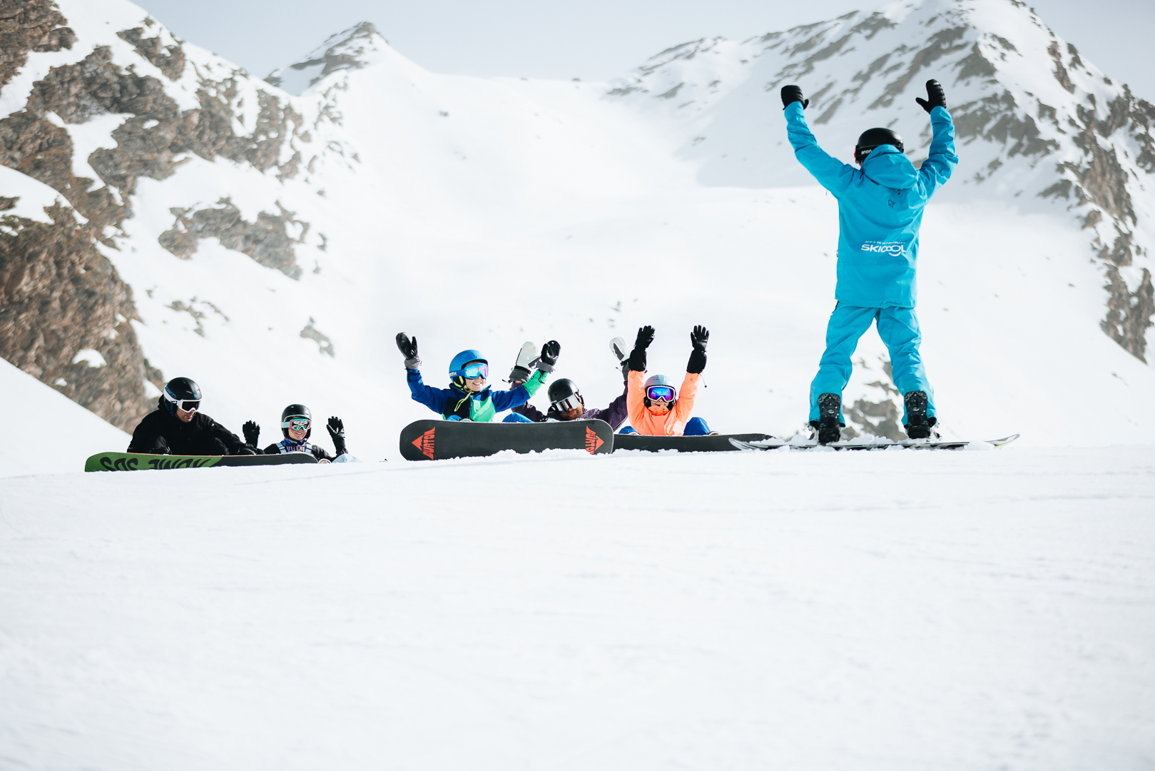 Snowboarders are posing in front of the resort of Val Thorens at the end of their Snowboarding Lessons (from 8 y.) - Morning with Ski Cool Val Thorens.