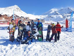 Los snowboarders posan frente a la estación de Val Thorens al final de sus clases de snowboard (a partir de los 8 años) - En la mañana, con Ski Cool Val Thorens.
