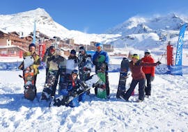 Los snowboarders posan frente a la estación de Val Thorens al final de sus clases de snowboard (a partir de los 8 años) - En la mañana, con Ski Cool Val Thorens.