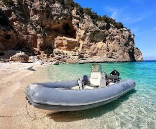 Bootsverleih ohne Führerschein in Santa Maria Navarrese (bis zu 4 Personen) mit Non Solo Mare Ogliastra.