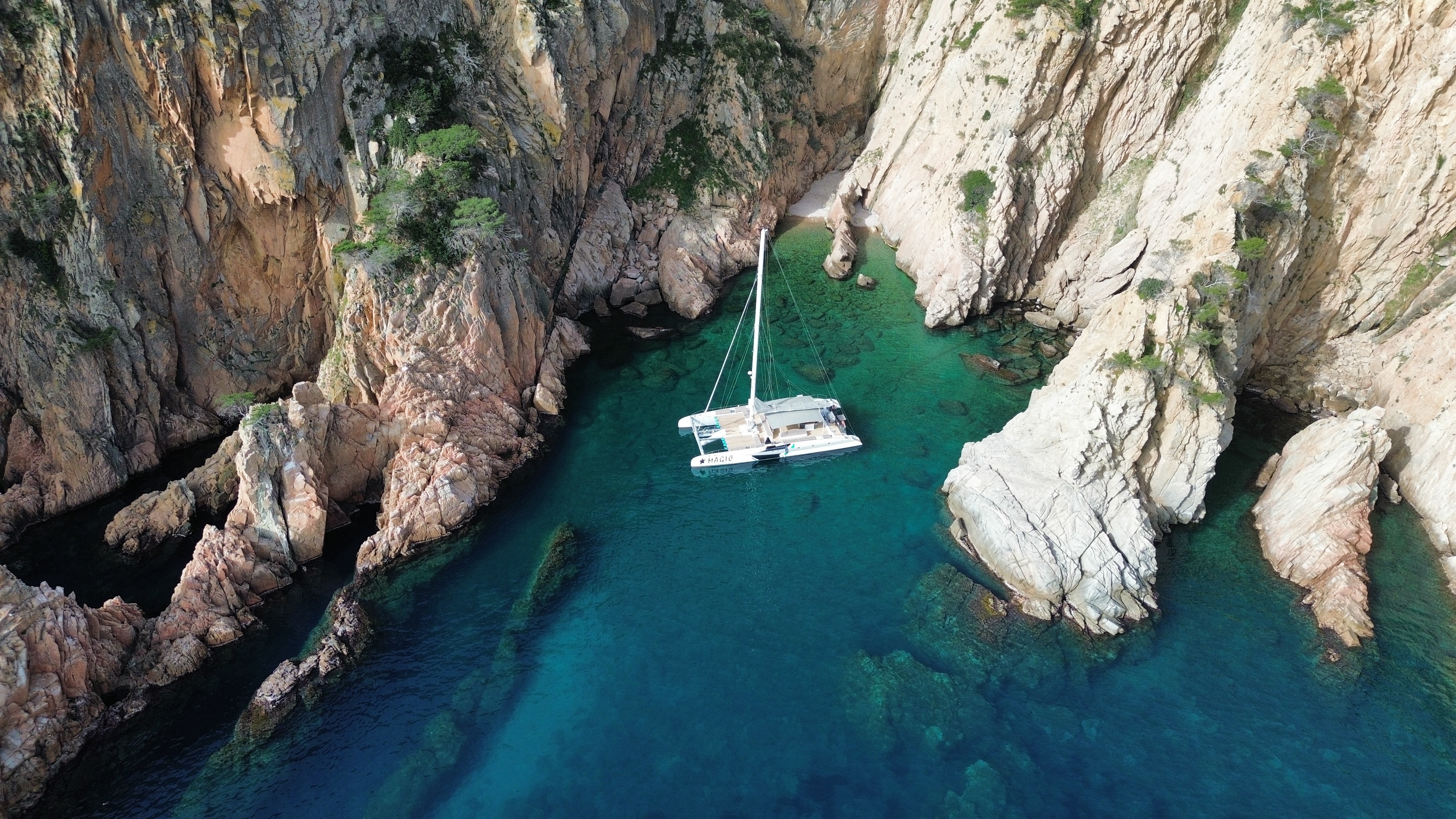 Tour in catamarano da Palamós al Cap de Begur con sosta per nuotare e cena con Magic Catamarans.