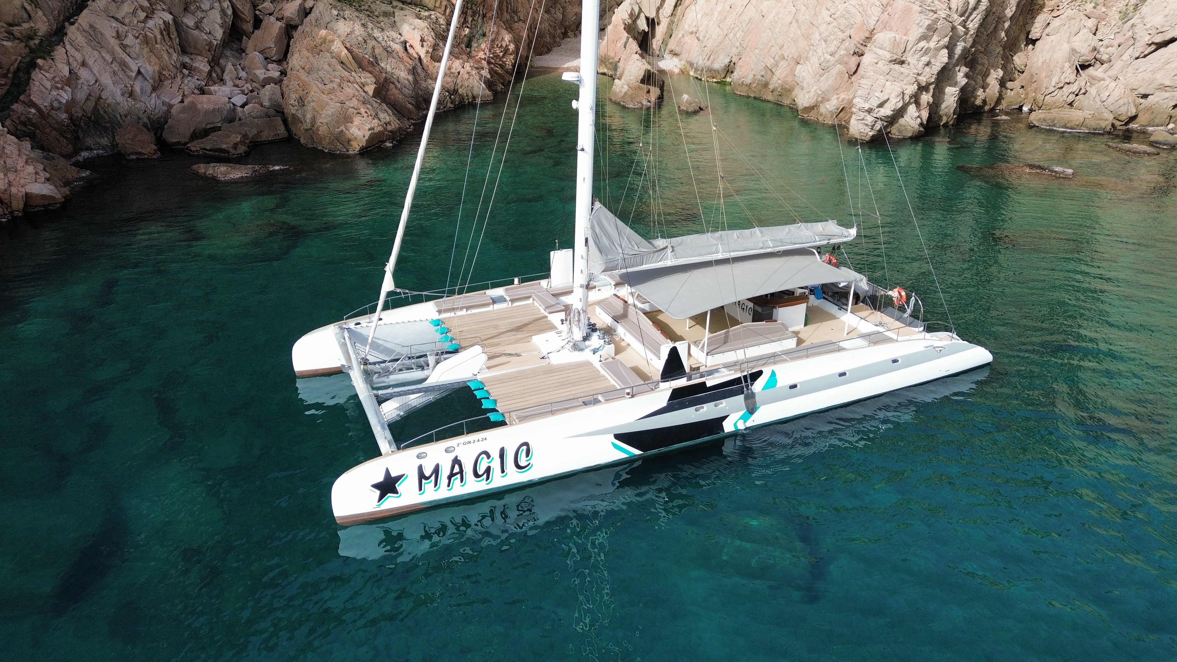 Tour in catamarano da Palamós al Cap de Begur con sosta per nuotare e cena.